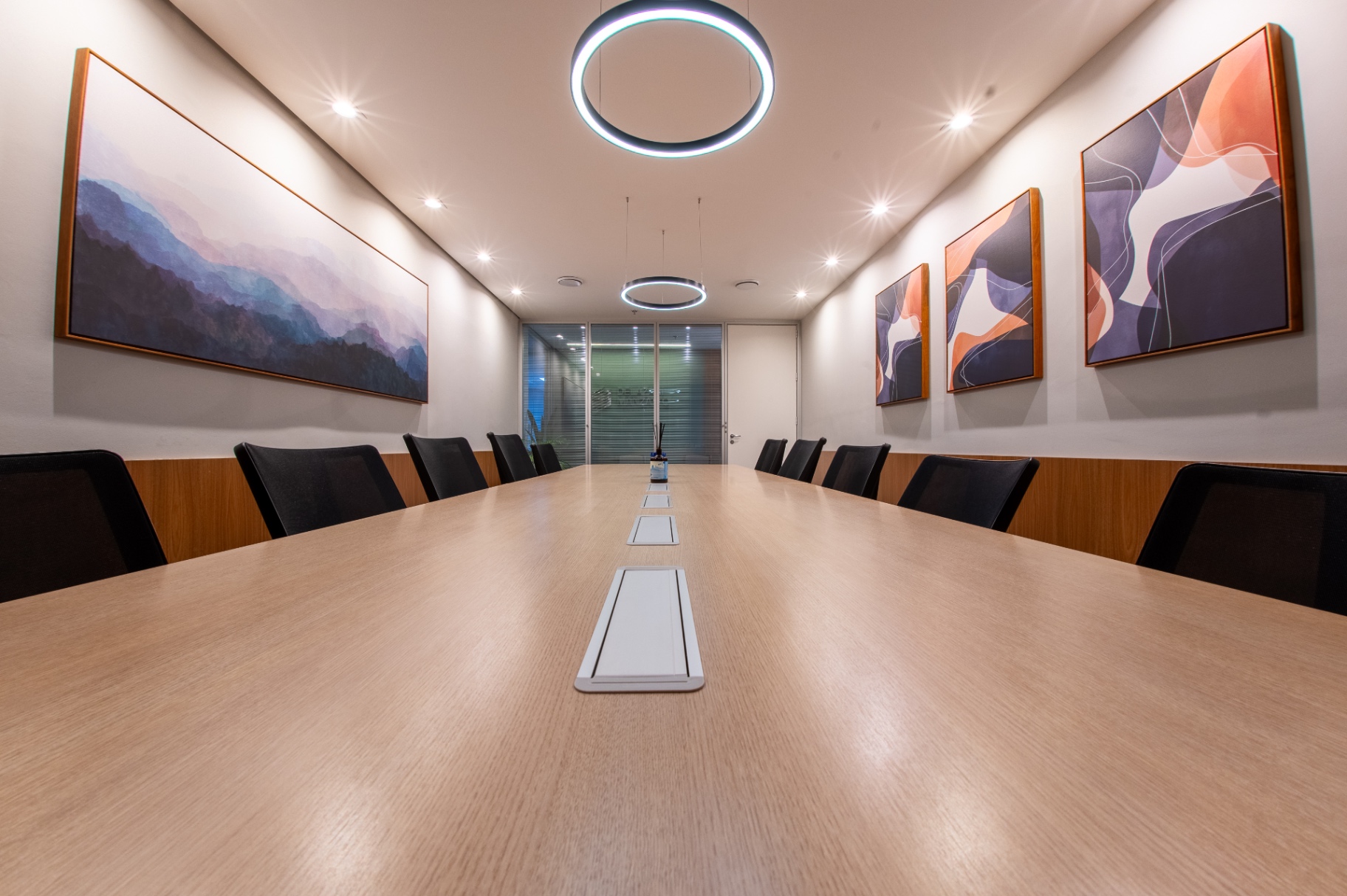 Sala de reuniões ampla com obras de arte