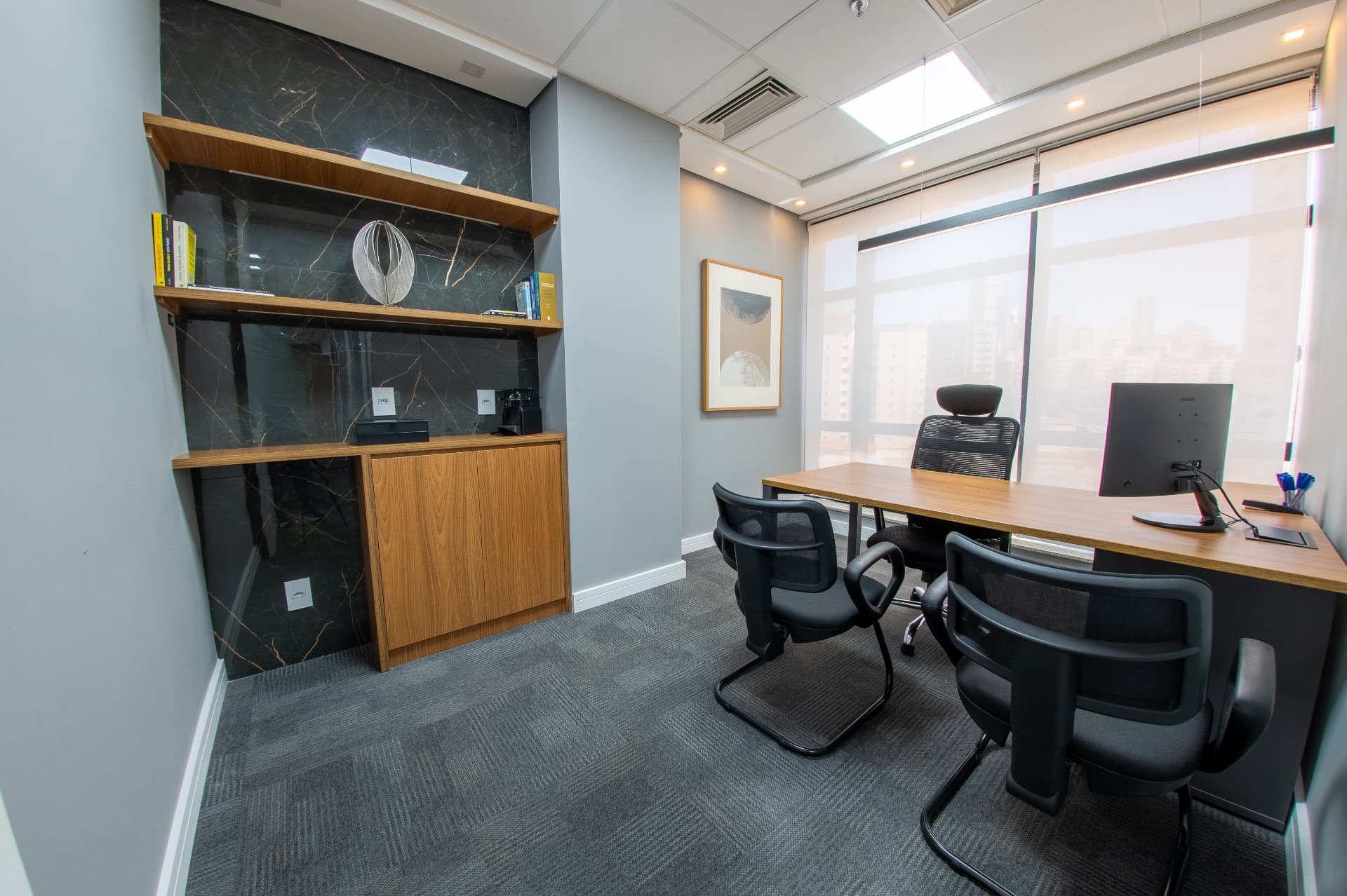 Sala de trabalho com estante e espaço de café