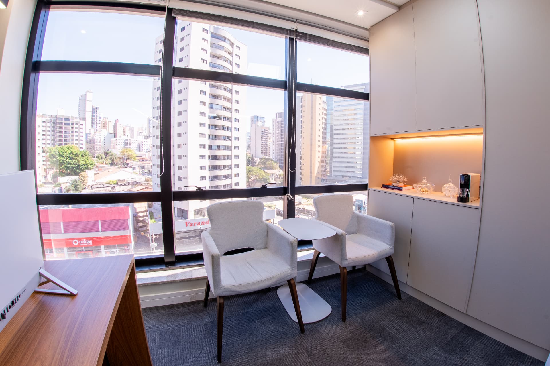 Espaço de estar com vista para o Cambuí