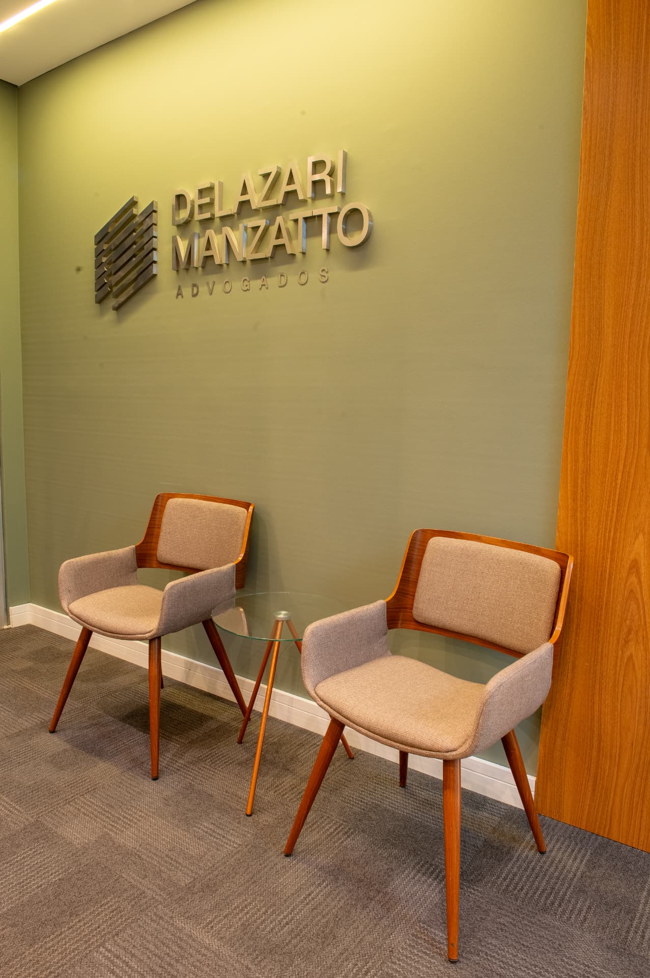Recepção com identidade Delazari Manzatto Advogados